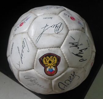 Кожаный мяч с автографами сборной по футболу