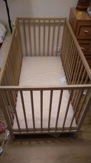 Детская деревянная кроватка Икеа с матрасом