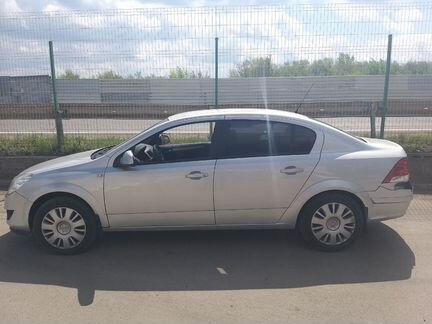 Opel Astra 1.6 МТ, 2011, битый, 150 000 км