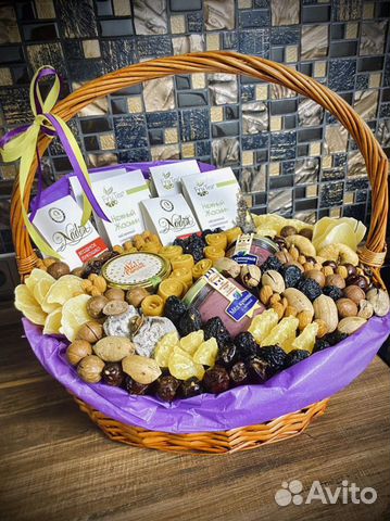 Корзина с орехами сухофруктами и медом