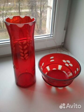 Ваза из красного стекла с резьбой