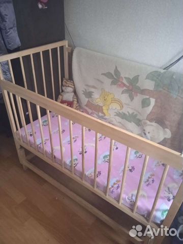 Детская кроватка с маятником