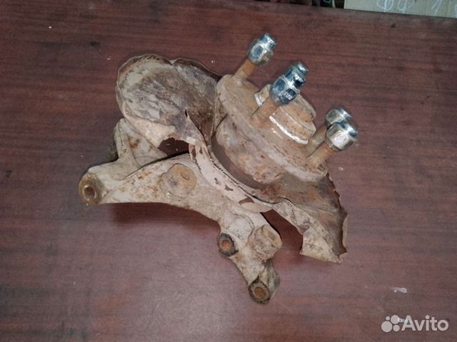 Кулак передний левый Mazda Protege