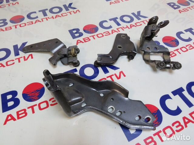 Кронштейн боковой двери Зад Право toyota noah ZRR7