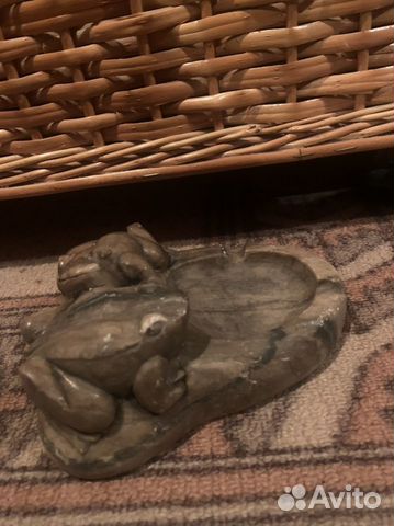 Пепельница из оникса с лягушками