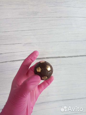 Сладкий подарок мяч из шоколада тренеру футболисту