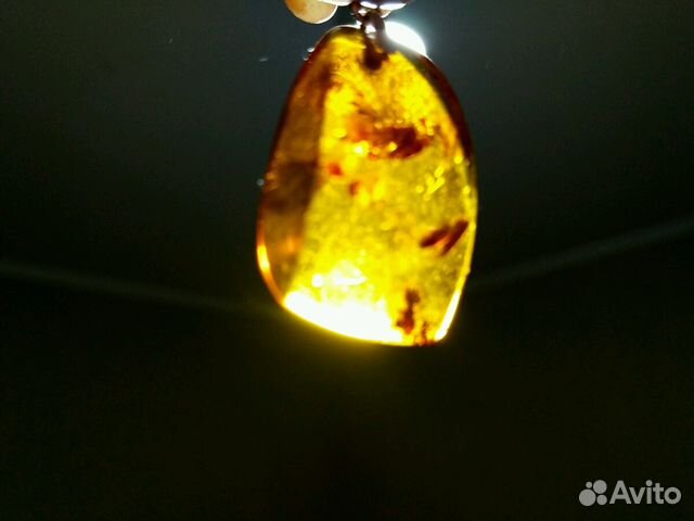 Золотой кулон с янтарем