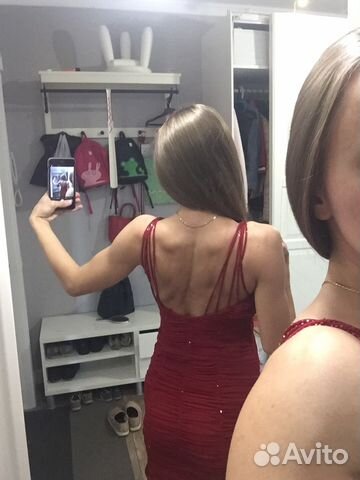 Платье красное вечернее и вышитый сверкающий клатч Платье красное вечернее и вышитый сверкающий клатч