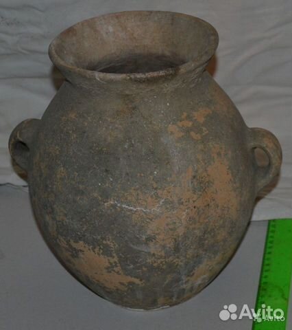 Средневековый керамический кувшин, целый