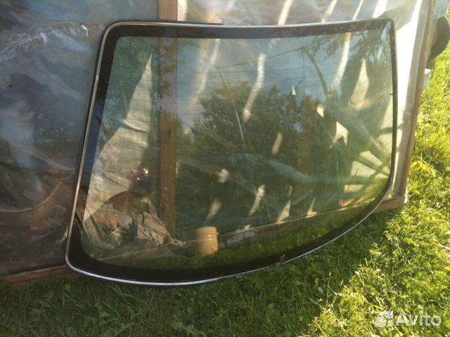 Ауди 100 44 седан Стекло заднее с хромом