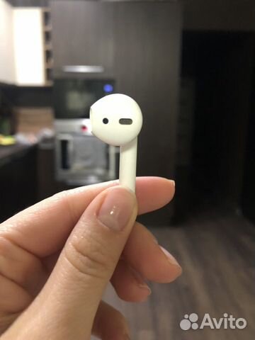 Наушник AirPods (правый) первого поколения. Оригин Наушник AirPods (правый) первого поколения. Оригин