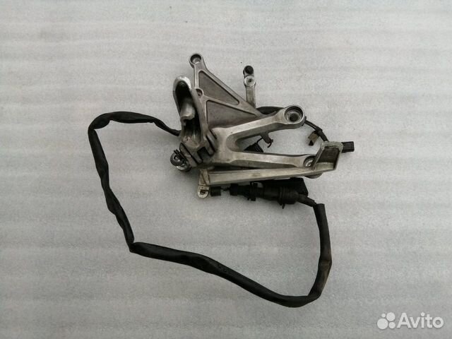 Honda cbr1000rr 05 правый водительский кронштейн