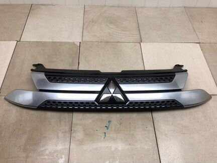 Решетка радиатора передняя Mitsubishi Outlander 3