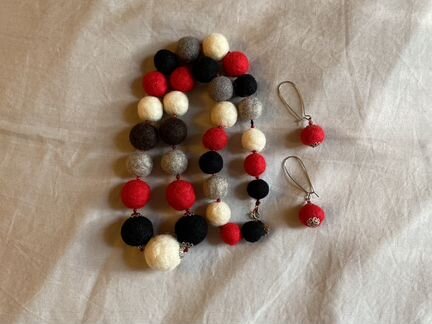 Бусы и серьги из валяной шерсти