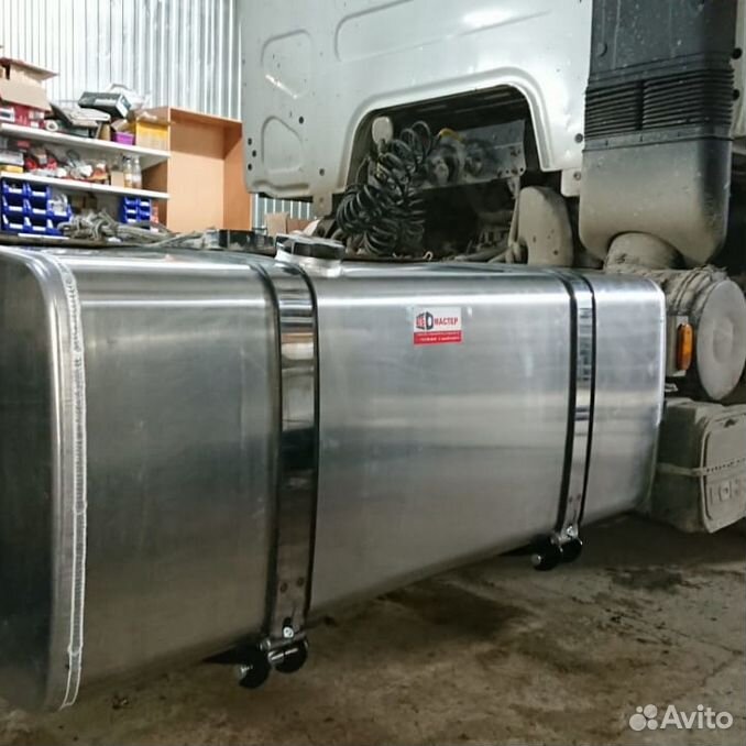 Топливный бак tgm 250л. Топливный бак скания р340 на 400л. Алюминиевые баки для грузовиков. Топливный бак алюминиевый нтн. Алюминиевые баки для грузовиков.