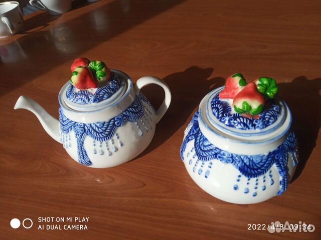 Чайник, сахарница, чашки, бульонница