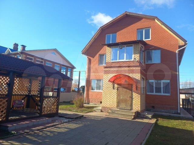 Коттедж 198,5 м² на участке 15 сот.