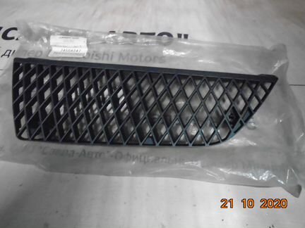 Pешетка радиатора левая Mitsubishi Lancer 9
