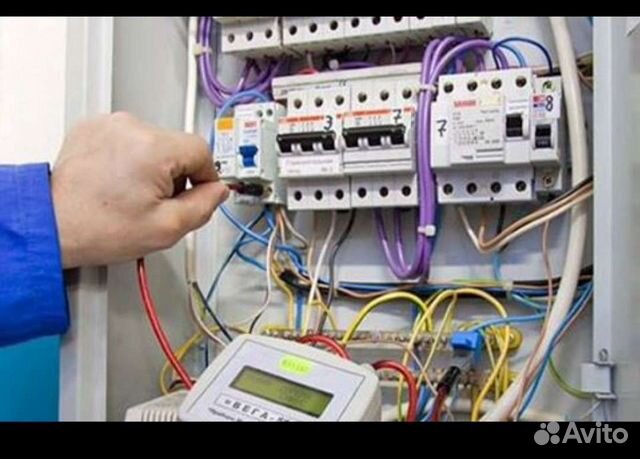 Замеры напряжения в электросети. Выключать из розетки электроприборы. Монтаж электрики в квартире. Бытовая электросеть. Лаборатория электротехники.