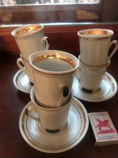 Кофейные чашки с блюдцами