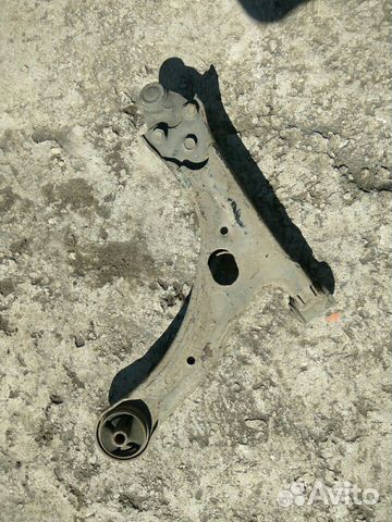 Для автомобиля тайота авенсис нижний правый рычаг
