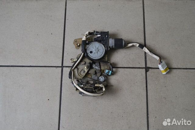 Замок двери задний левый Toyota Noah R60