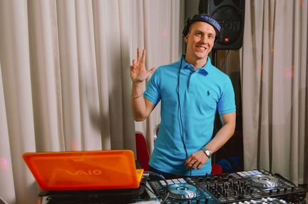 Диджей дискотека караоке а так же ведущий