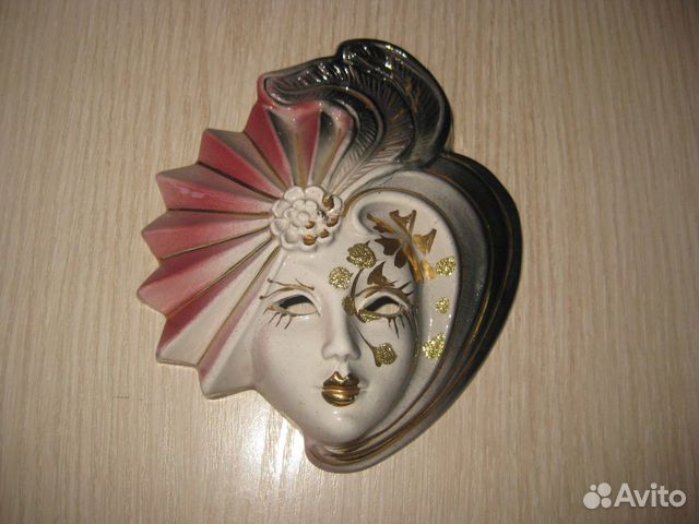 Маска настенная