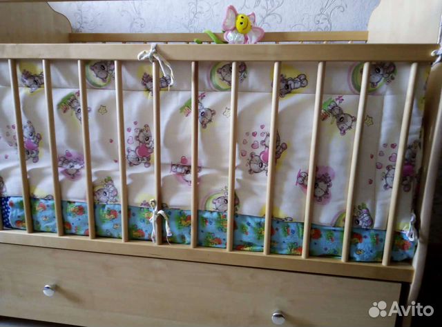 Кровать детская с маятником