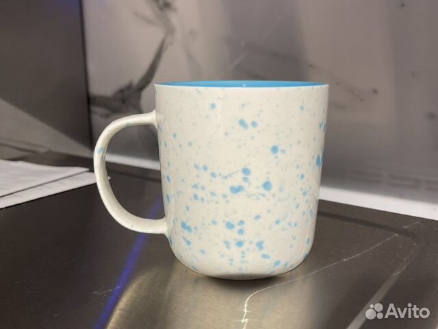 Тарелки голубые, кружки разные, стакан