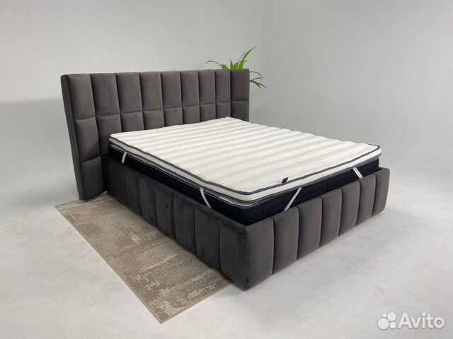 Кровать с металлическими ламелями
