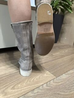 Женские замшевые сапоги