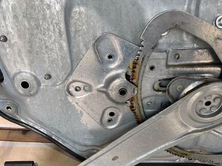 Стеклоподъемник передний правый Volvo V70 II 3.0