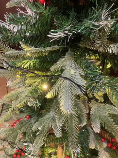 Новогодняя искусственная ёлка с шишками и ягодками