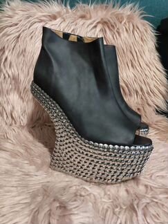 Эффектные туфли в стиле Леди Гага от Jeffrey Campb