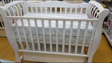 Детская кроватка с маятником