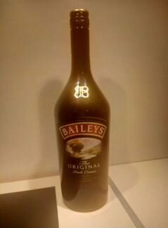 Бутылки из-под коньяка, виски