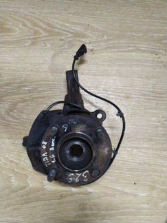 Поворотный кулак передний правый Nissan Tiida C11