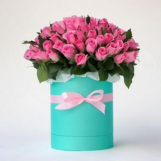 Розовые розы в шляпной коробке
