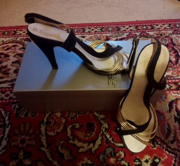 Стильные босоножки черная замша с золотыми вставка