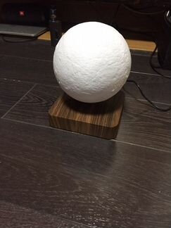 Ливитирующая луна (Levitating Luna)