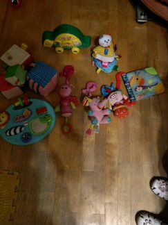 Первые игрушки для малыша