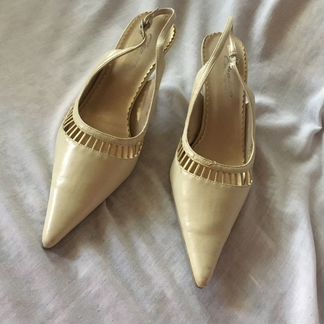 Кожаные белые босоножки