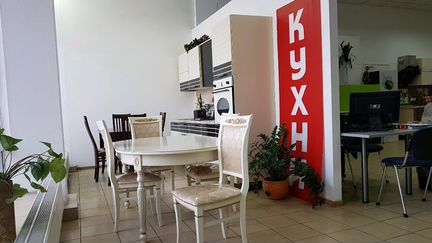 Столы и стулья