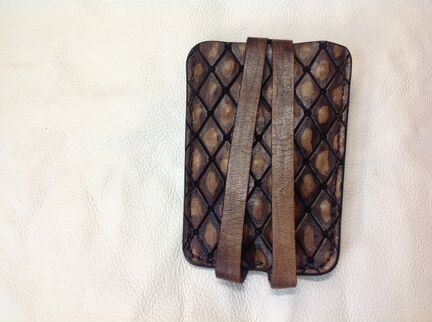 Кожаный ключница ручной работы с тиснением