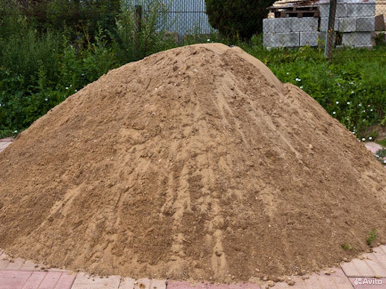 Куб песка цена московская область. 10 Тонн песка. Тонна песка. Куча 10 кубов песка. Куб песка.