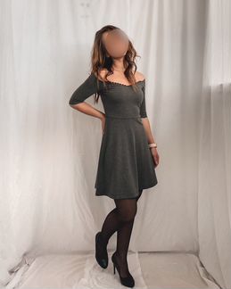 Серое платье Zara с декольте