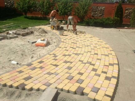 Укладка тротуарной плитки, благоустройство двора