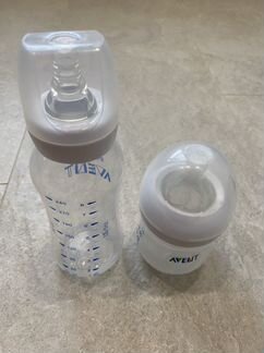 Посуда для кормления + фартуки + бутылки + соски