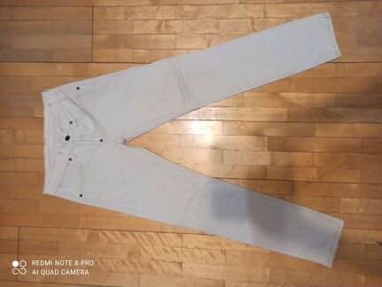 Джинсы Levis светлоголубые, почти белые. Надеты па